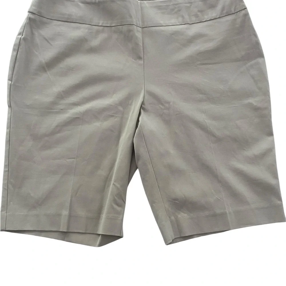 NWT Crown & Ivy Ashley Women Pull on Bermuda Shorts Size 16 - Picture 1 of 5